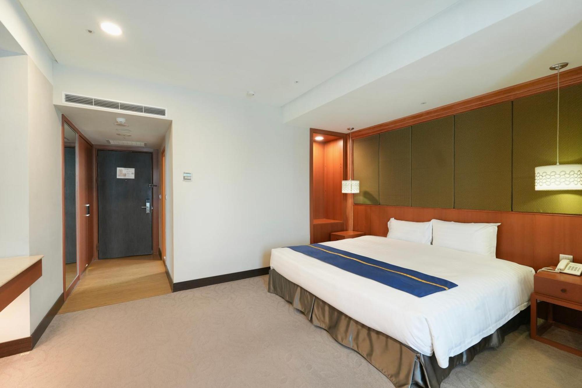 Hiyeshotel勤天商旅-花蓮館 Hualien City Exterior foto